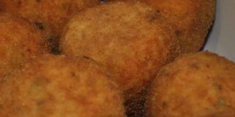 Primi piatti-arancini di riso con ragu e piselli
con stracchino e rosmarino
ai 4 formaggi